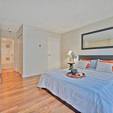 Prime Location Stylish Two-Bedroom Apartment Overlooking Downtown Vancouver Bagian luar foto