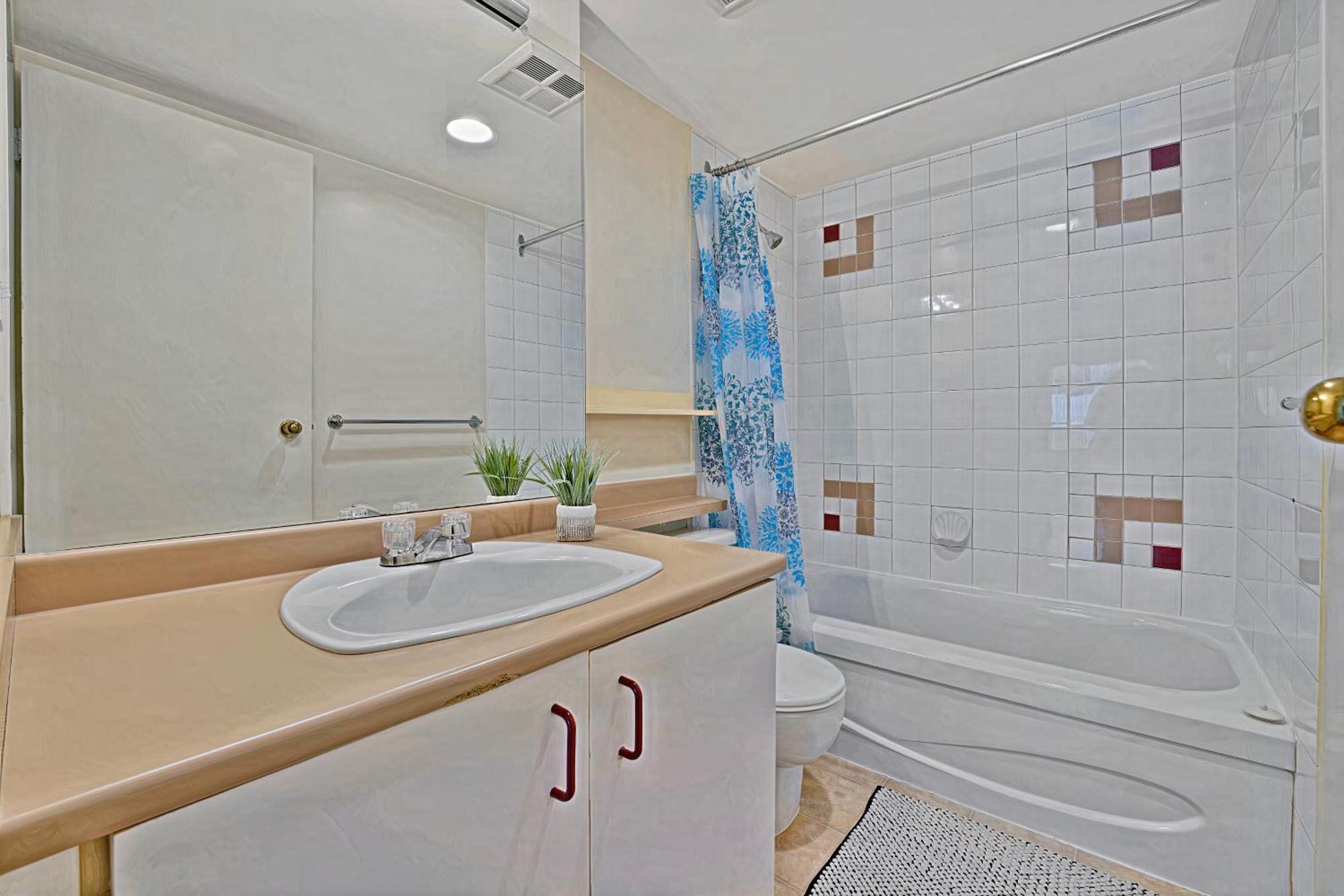 Prime Location Stylish Two-Bedroom Apartment Overlooking Downtown Vancouver Bagian luar foto