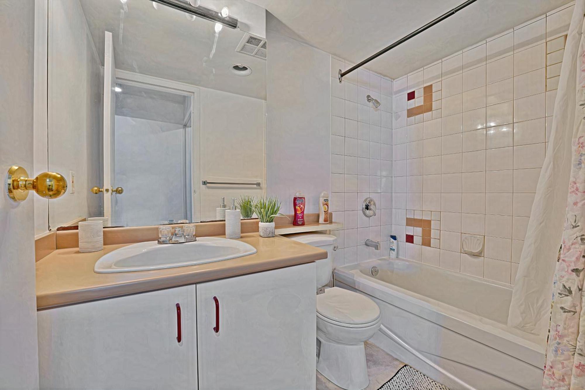 Prime Location Stylish Two-Bedroom Apartment Overlooking Downtown Vancouver Bagian luar foto