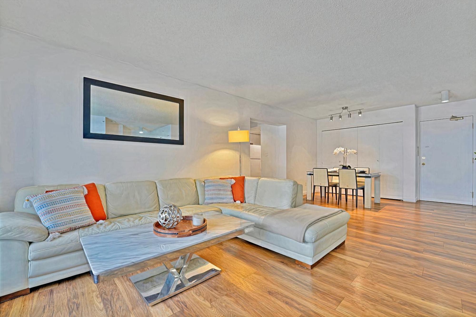 Prime Location Stylish Two-Bedroom Apartment Overlooking Downtown Vancouver Bagian luar foto